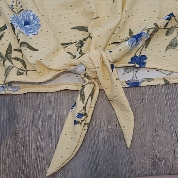 Theo & b Size 1X Made in Canada Yellow Floral Print Top - Picture 4 of 8